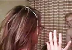 男はすでに大人である隣人からの助けを求める 女 が 見る アダルト ビデオ