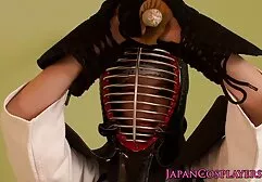 ビーチで更衣室で服を着替える女性 エロ アニメ 女 と 女