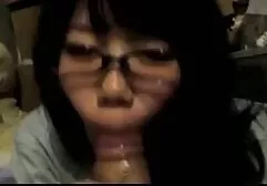 お守りの女の子はゴムペニスを楽しむ 早漏 女 エロ 動画