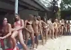 無邪気なニンフは彼女の処女を失い、初めてのオーガズムを得る 女 エロ 無料