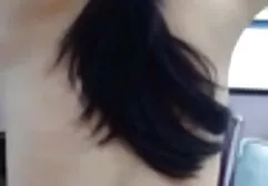 男は価格、紫色のソファの上に肛門のために彼のズボンの上に大人の女性を揚げる エロ い 女 無料