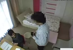 黒い男はベッドの端に女性を置き、コックでリッピング 女性 動画 av