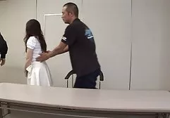 彼はドレスの裾の下に隠されたカメラを見ました 女 同士 の エロ 動画