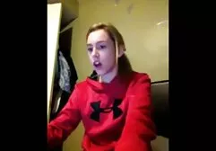 インタビューを与え、カメラでフェラを与える 動画 女性 エロ