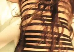 女の子は男の目のカバーを開き、床の上で彼女とセックスをしています え 動画 女