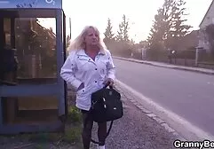 カメラの前で彼女のルームメイトの卵を飲み込む若いブルネット アダルト 女性 人気