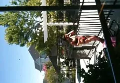 女の子の背中を撫でる男とセックスに関与するオイルで雌犬 熟 女 動