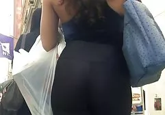 彼女はストッキングで凝縮した彼氏のお尻を磨き、彼を肛門に広げます 女性 動画 バイブ