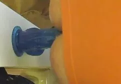 短い髪の大人のクラッシュは、若い女性の陰茎の下側にいくつかの髪を置く 女 の オナニー エロ 動画