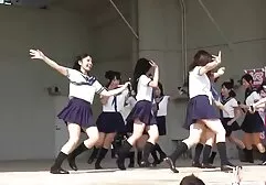 彼は膣にガールフレンドを持っていた間、ラティーナはマッチョの顔に大きなコックを取る アダルト 女性 外人