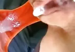 彼自身は椅子の上に彼の指に満足 セクシー 動画 女