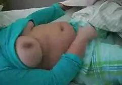 ひよこは、自宅の浴室でpov 可愛い 女 の エロ 動画 blowjobを与えるポルノビデオ