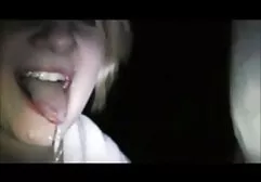 バスルームで歯を磨きたいが、男は口と膣の奥深くに彼のチンポを押し込んだ学生 女 教師 の エロ 動画