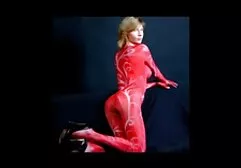 男の前でスクワット腕の入れ墨を持つ赤毛と彼女の口で働く 女性 絶頂 動画