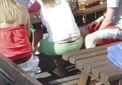 ビーチの更衣室で服を着た女の子の着替え 女性 無料 えっち