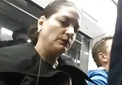 男は残業に来て、ベッドの中でナイロンを通してコルクを撫でる 無 修正 女 教師 エロ 動画