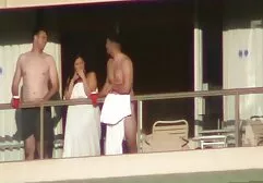 髪を乾燥させる黒のドレスの女の子 エロ 無料 動画 女性