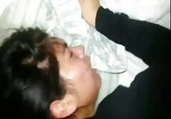 ボールと彼女のねじ込まれた体をなでる-膣ボールとキュウリ 女性 風俗 エロ 動画