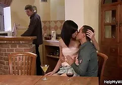 彼女の滑りを撫でベッドに横たわってスキニー赤ん坊 アダルト 無料 女
